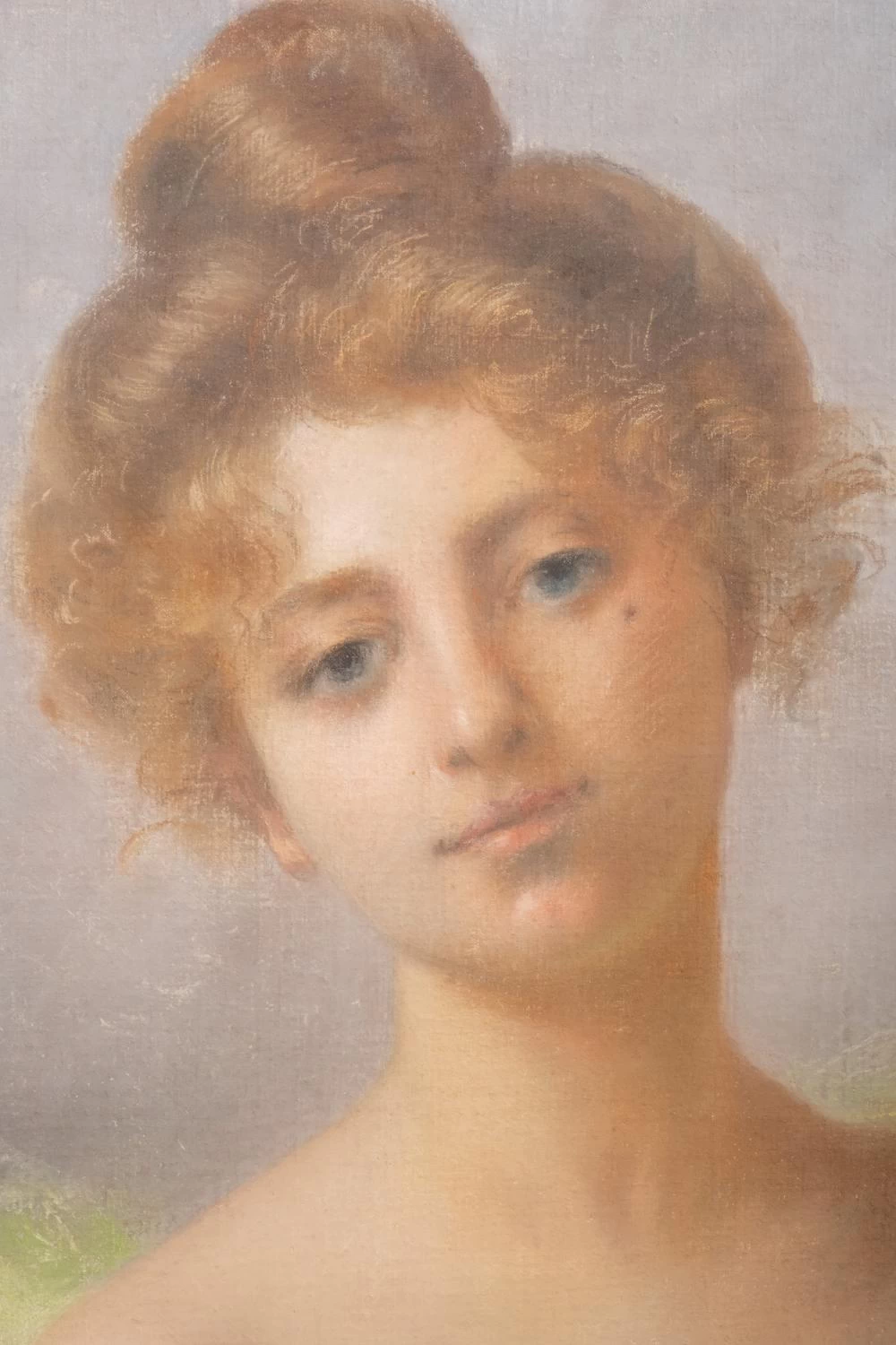 Giovane donna in abito verde pallido - dettaglio